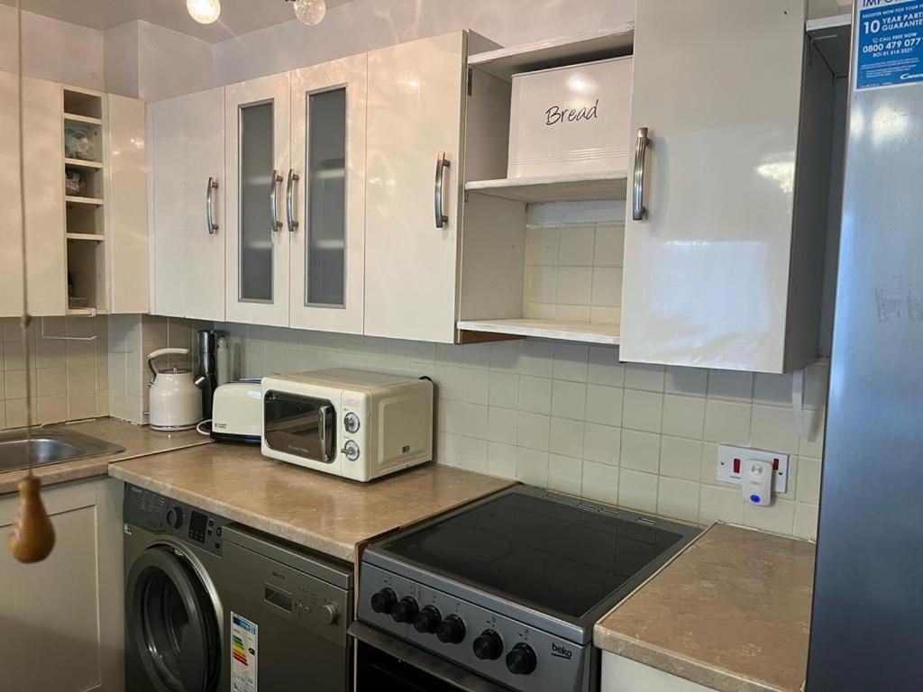 London 1 Bed Cosy House Lejlighed Norwood Eksteriør billede